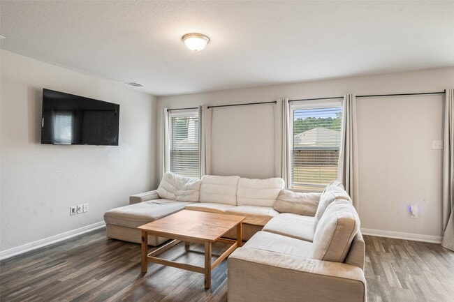 Building Photo - 2224 Cedar Vly Dr