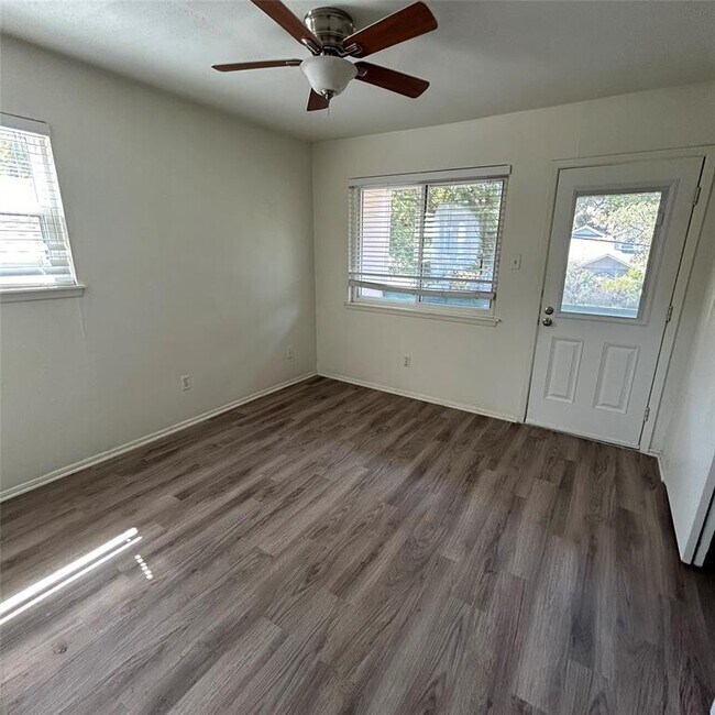 Building Photo - 1006 1/2 W 22nd St