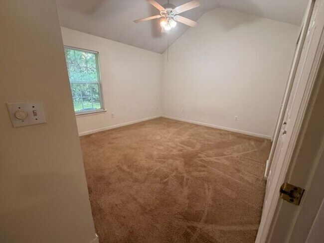 Building Photo - Beautiful and spacious! Ready for move in!