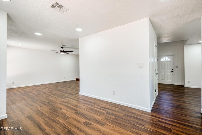 Building Photo - 7600 Plaza Redonda Dr