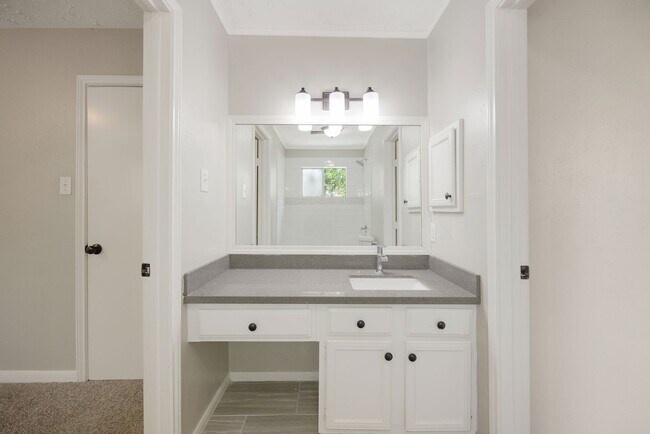 Building Photo - 909 Littleport Ln