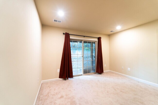 Building Photo - Stunning Centreville Townhome With Excellent Commuter Access