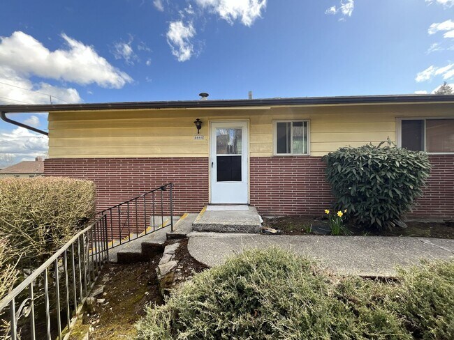 Building Photo - Spacious 3 Bedroom with Bonus Living Area, Patio & Built in Fireplace