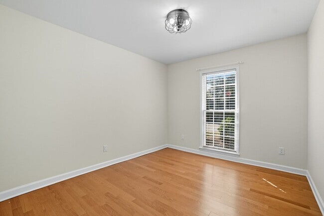 Building Photo - 9221 N Vicksburg Park Ct