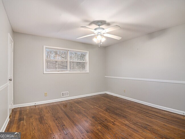 Building Photo - 3590 Cloudland Dr