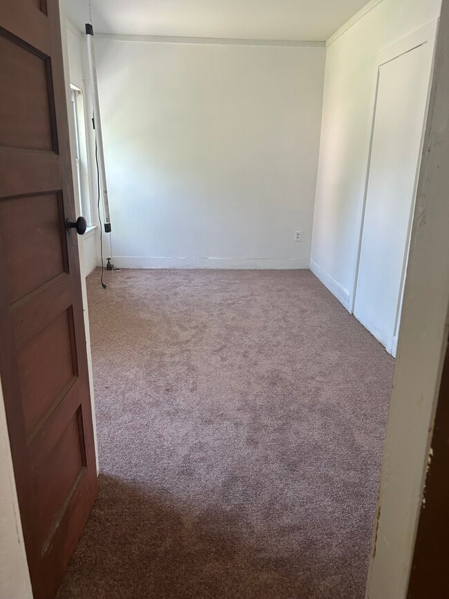 150 SF Bedroom - 30 Wall St