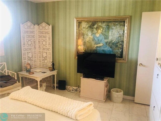 Building Photo - 1523 E Hillsboro Blvd