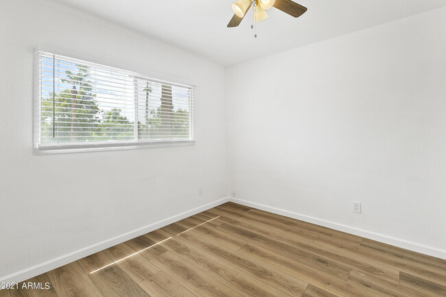 Building Photo - 2954 E Clarendon Ave