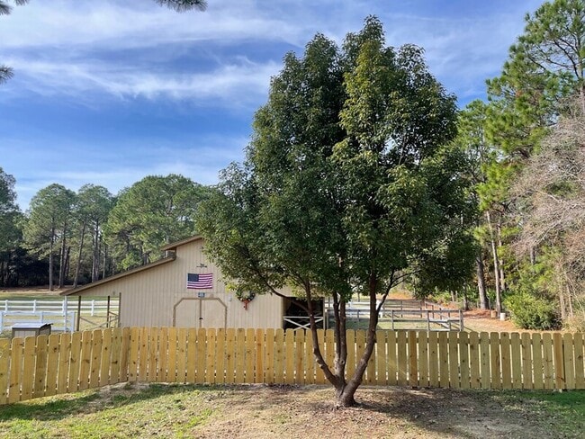 Building Photo - 240 Water Oaks Loop