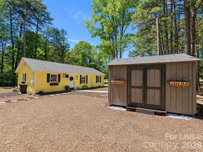 Building Photo - 2736 Miranda Rd