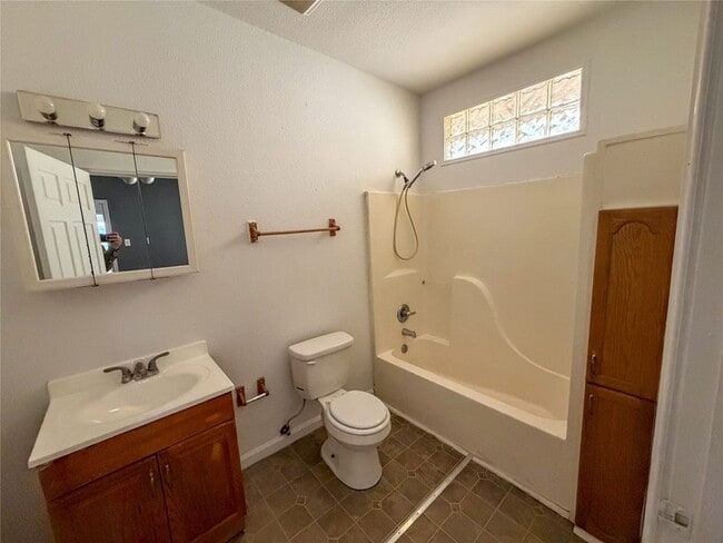 Building Photo - 114 E Hull St