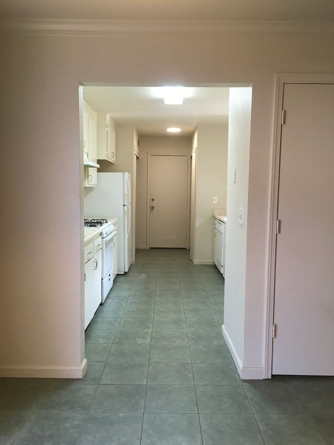 Building Photo - East Redding Duplex off Shasta View