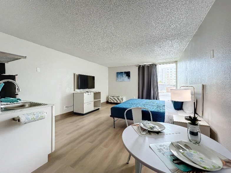 Building Photo - 2295 Irlo Bronson Mem Hwy