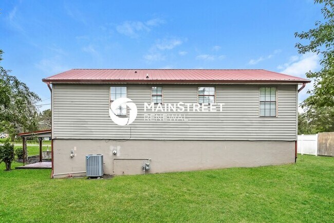 Building Photo - 4 Bedroom Pet-Friendly Home in Knoxville, TN with Main Street Renewal