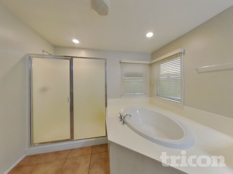 Building Photo - 2323 Grenadine Rd