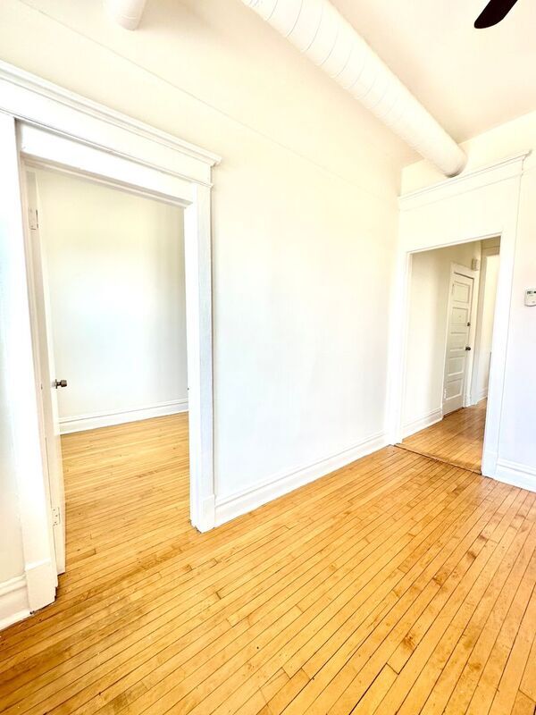 Building Photo - 2303 S Oakley Ave