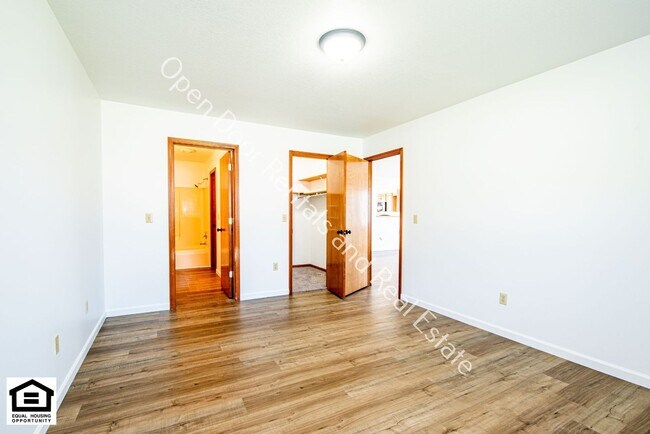 Building Photo - 1525/1529 Flagstone Dr.
