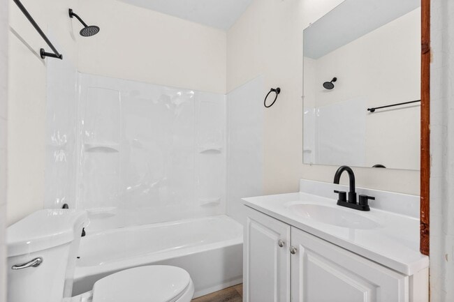 Building Photo - Newly Updated 3 Bed Home