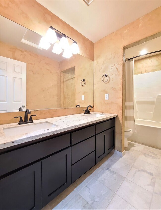 Building Photo - Luxurious 4 Bed/2.5 Bath Lynnwood Home - Available Now!