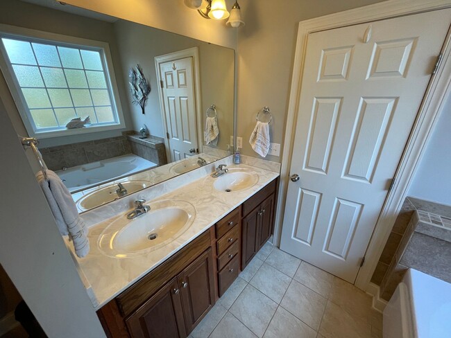 Building Photo - 4 Bedroom 3.5 Bath Home in Carolina Lakes!