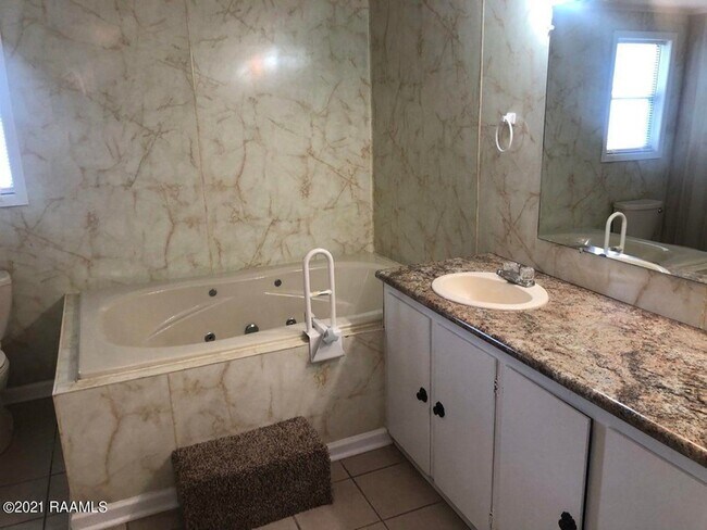 Building Photo - 2809 S Curtis Dr