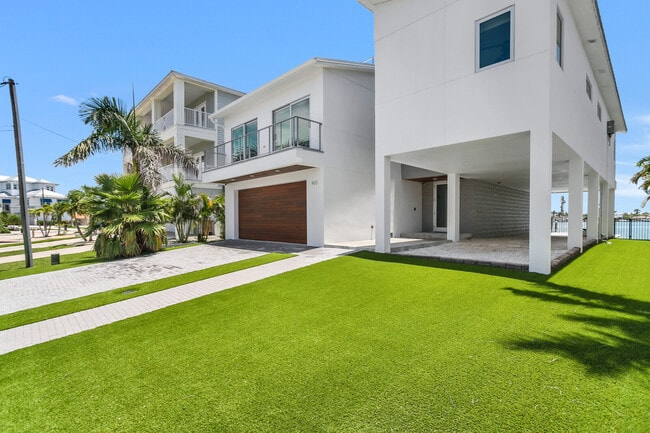 Building Photo - 905 Bay Point Dr