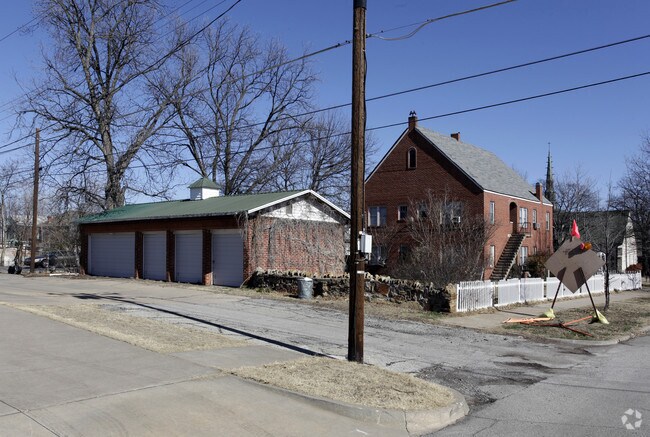 Building Photo - 821-823 S Dewey Ave