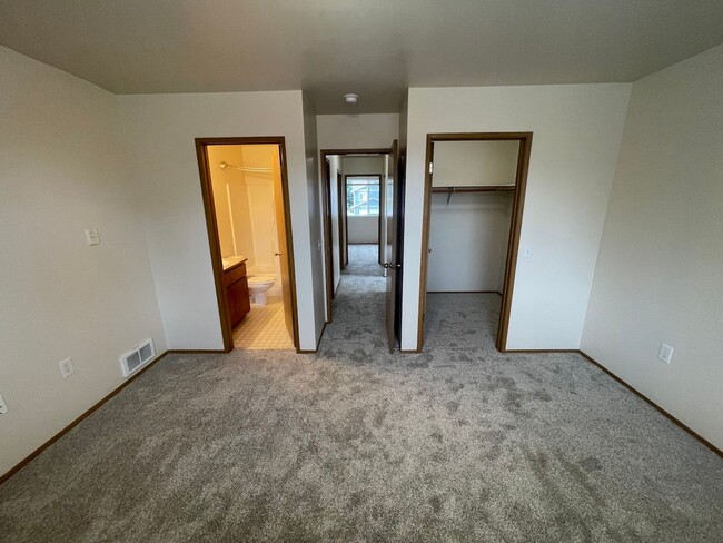 Building Photo - Spacious 2BD/1.5BTH Townhome for Rent in L...