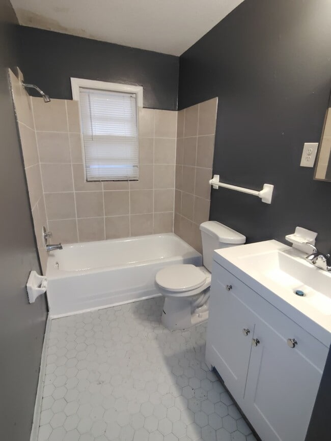 Building Photo - 587 Hillbrook Dr