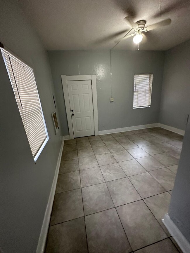 Building Photo - Fully Renovated 1/1 -Single Family  Ready to Move In!