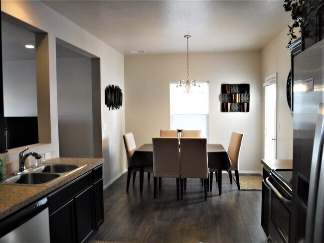 Building Photo - 4 bed 2.5 bath home just off Pine Ave and N Black Cat Rd.
