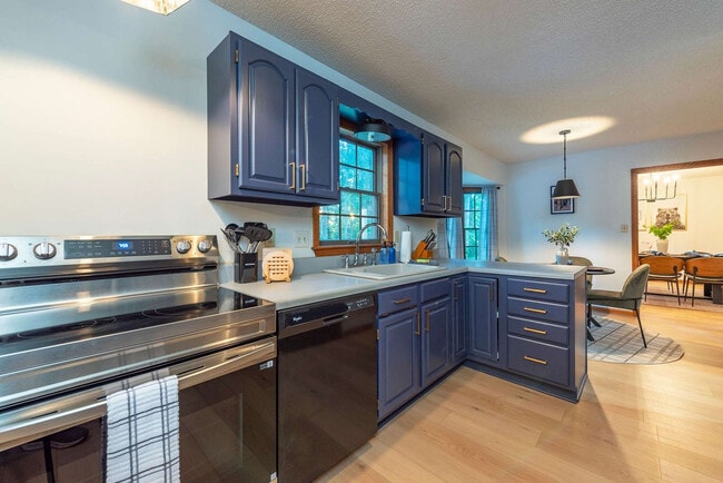 Building Photo - 41 Little Forest Dr