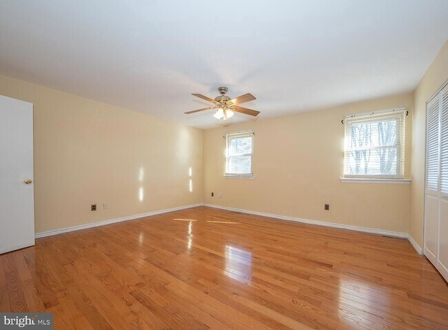 Building Photo - 403 Woodside Cir