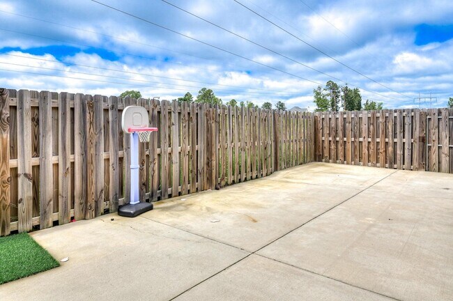 Building Photo - 596 Vinings Dr