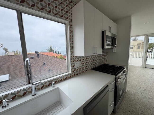 Building Photo - Charming Meets Modern – Renovated 2 Bed / ...