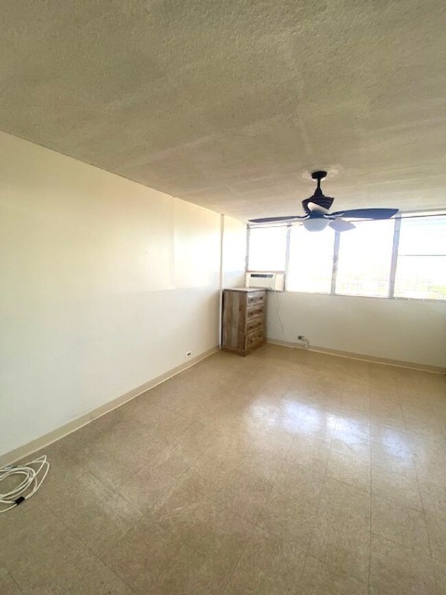 Building Photo - Studio unit with parking in Honolulu