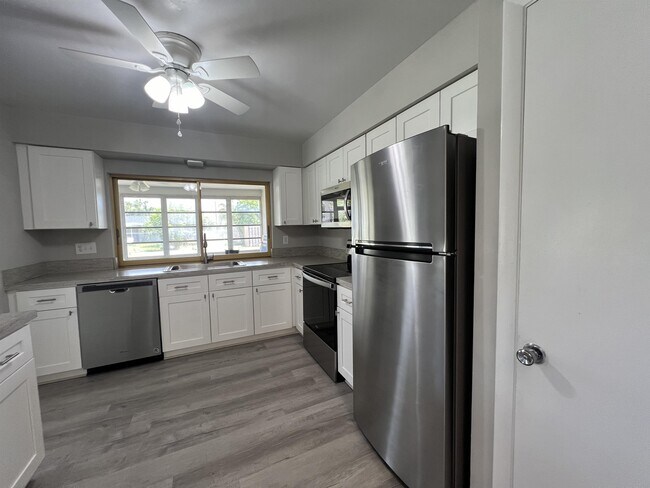 Building Photo - 1920 W Lakeview Blvd