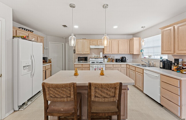 Building Photo - 2214 Olympia Dr
