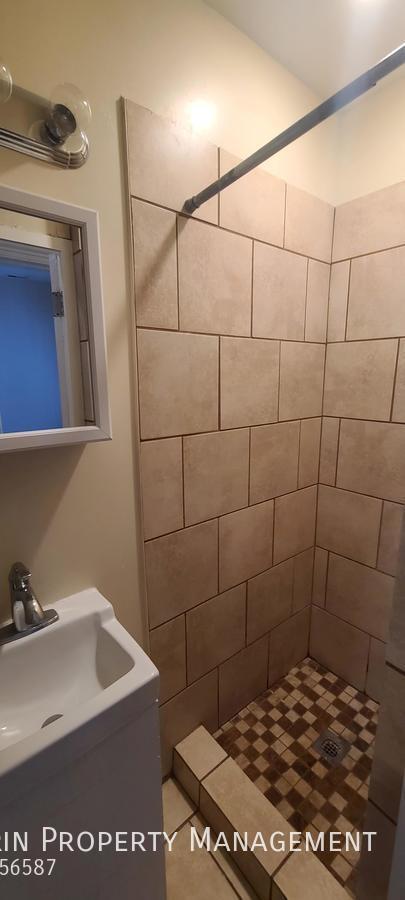 Building Photo - Renovated 5BD: Huge Living Room - Next to ...