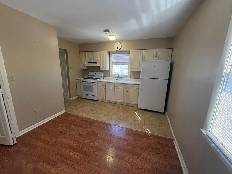 Building Photo - 89 Center Ave