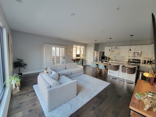 Building Photo - 1020 Pennsylvania Ave