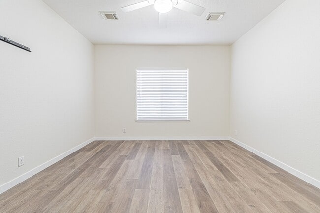 Building Photo - 213 Tapwood Ln