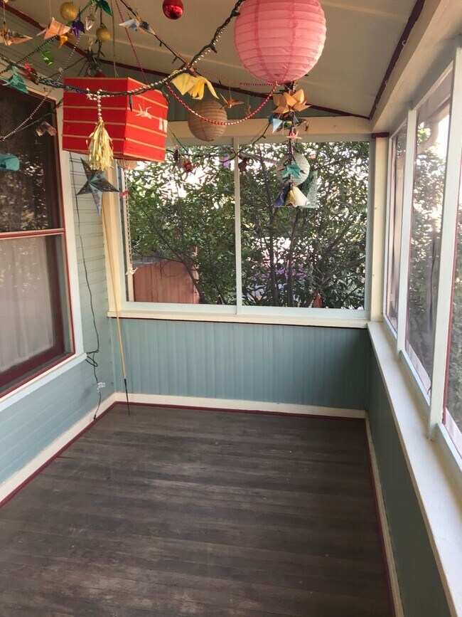 Building Photo - HISTORIC QUEEN ANNE 3 Bedroom  2 Bath