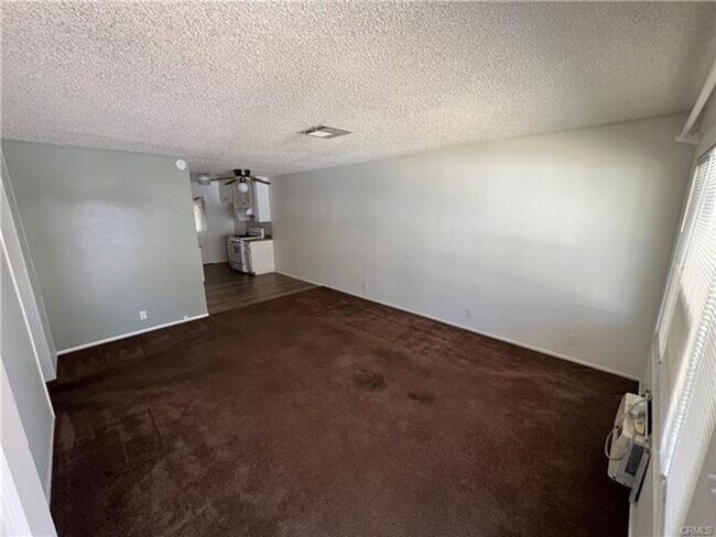 Building Photo - 150 E Lakeshore Dr