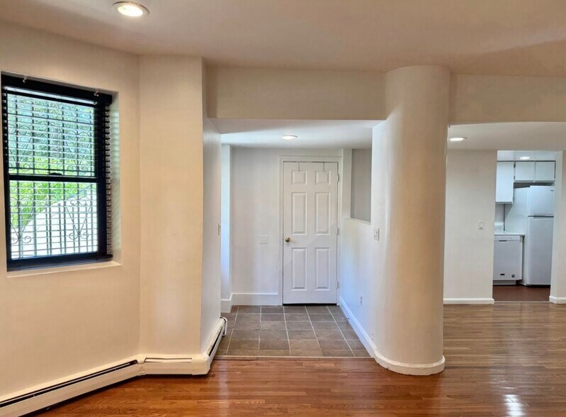 Building Photo - 390 Riverway