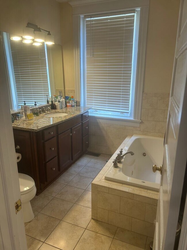 Building Photo - 3005 Monument Ave