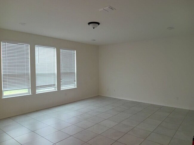 Building Photo - Spacious 4BR House in Converse