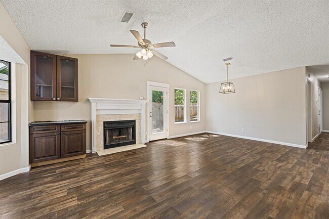 Building Photo - 906 Oleander Ln