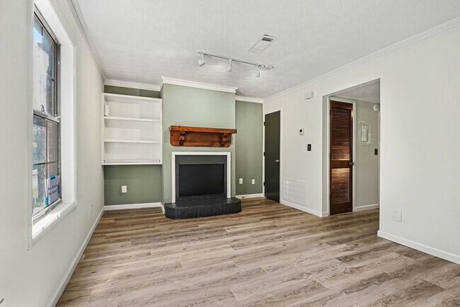 Building Photo - 2BR/1.5BA End Unit Townhome Near Downtown Snellville!