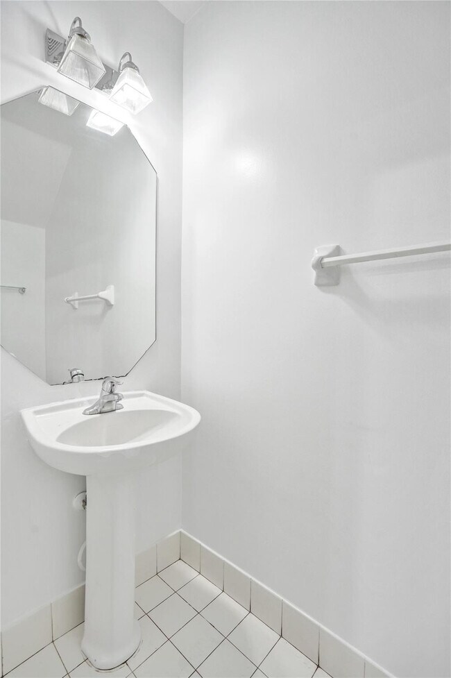 Building Photo - 3313 NW 29th Ct